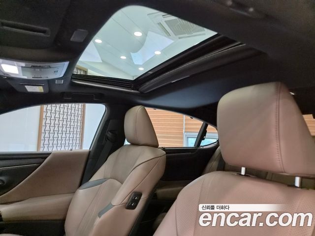 Lexus ES 2022 — photo 8