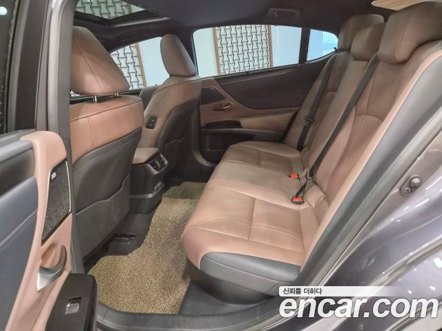 Lexus ES 2022 — photo 14