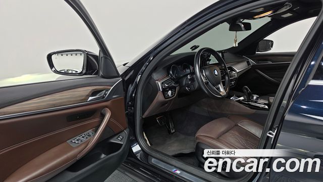 BMW 5-Series 2018 — photo 13