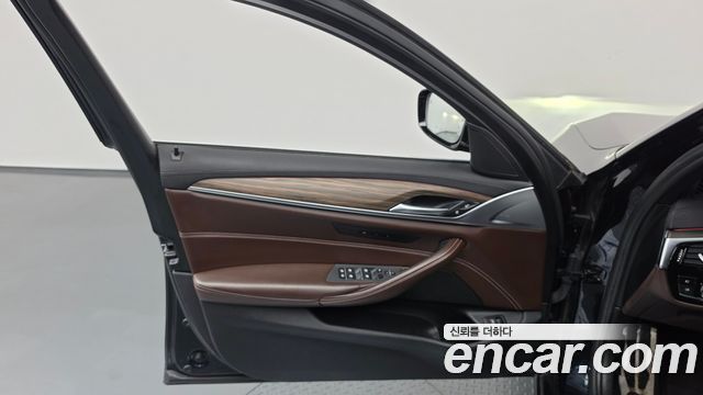 BMW 5-Series 2018 — photo 14