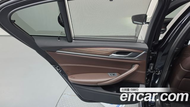 BMW 5-Series 2018 — photo 15