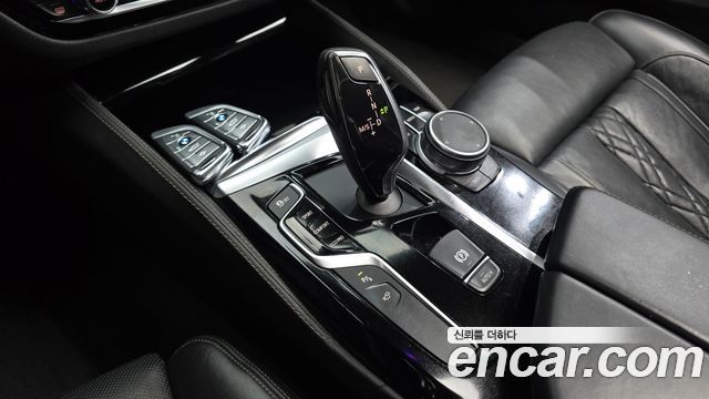 BMW 5-Series 2018 — photo 9