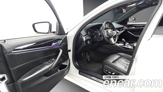 BMW 5-Series 2018 — photo 10