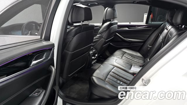 BMW 5-Series 2018 — photo 11