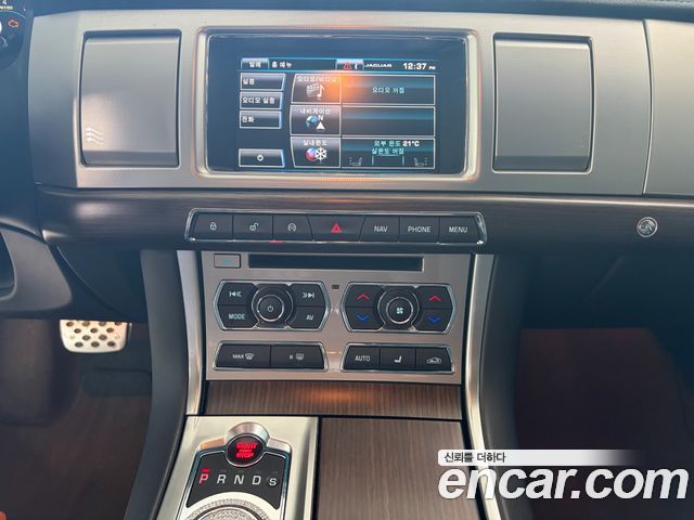 Jaguar XF 2015 — photo 9