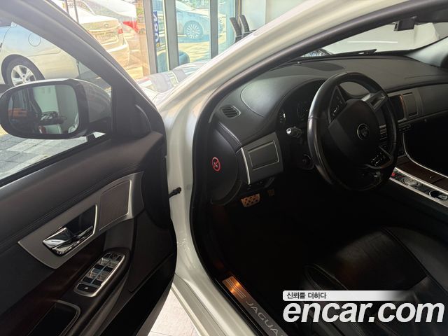 Jaguar XF 2015 — photo 11