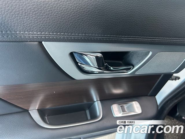 Jaguar XF 2015 — photo 15