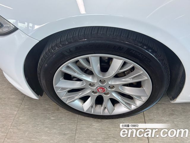 Jaguar XF 2015 — photo 20
