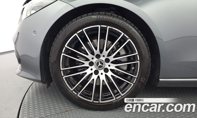 Mercedes-Benz C-Class 2024 — photo 5