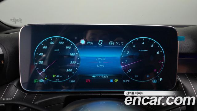 Mercedes-Benz C-Class 2024 — photo 11