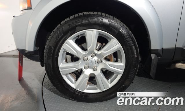 Land Rover Discovery 2010 — photo 7