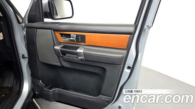 Land Rover Discovery 2010 — photo 14