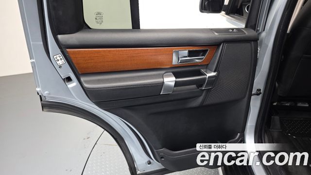 Land Rover Discovery 2010 — photo 15
