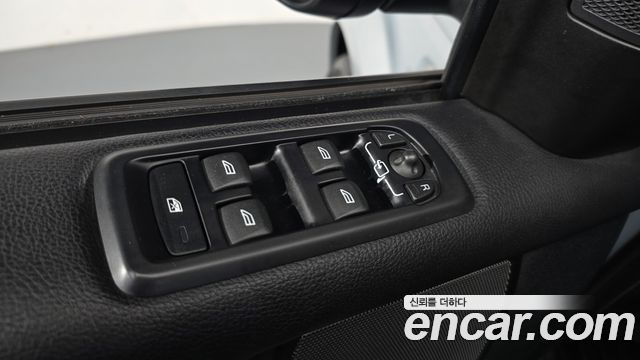 Land Rover Discovery 2010 — photo 31
