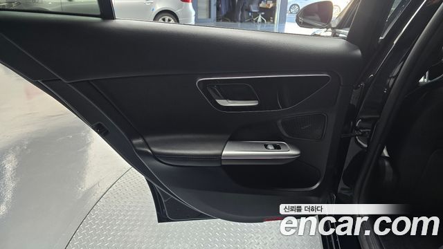 Mercedes-Benz C-Class 2023 — photo 15