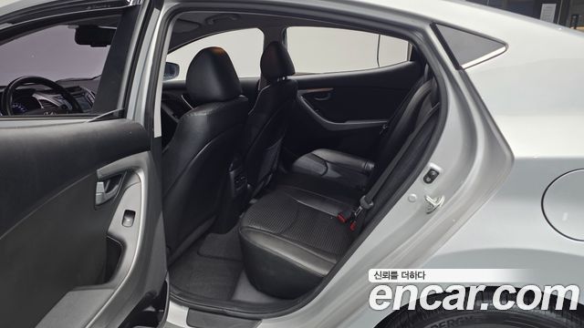 Hyundai AVANTE 2015 — photo 17