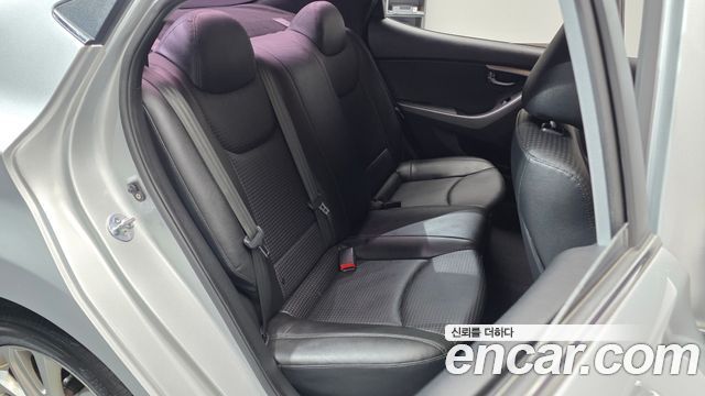 Hyundai AVANTE 2015 — photo 18