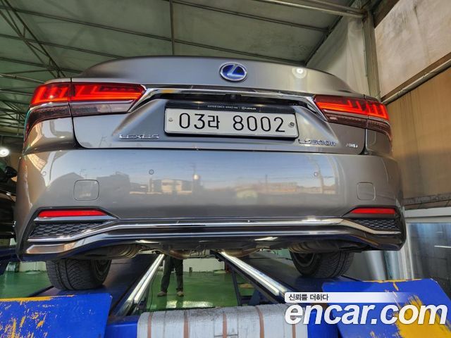 Lexus LS 2018 — photo 2