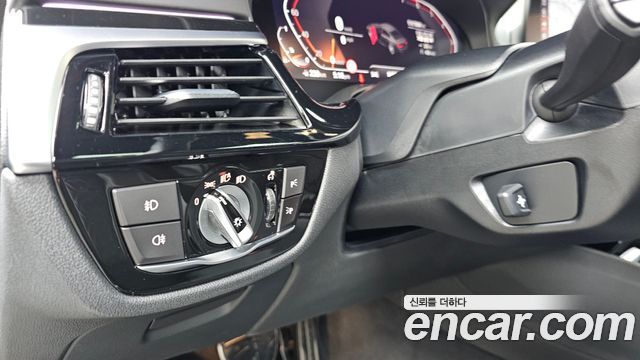 BMW 5-Series 2020 — photo 26