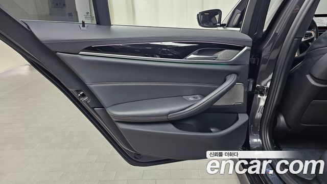 BMW 5-Series 2020 — photo 15