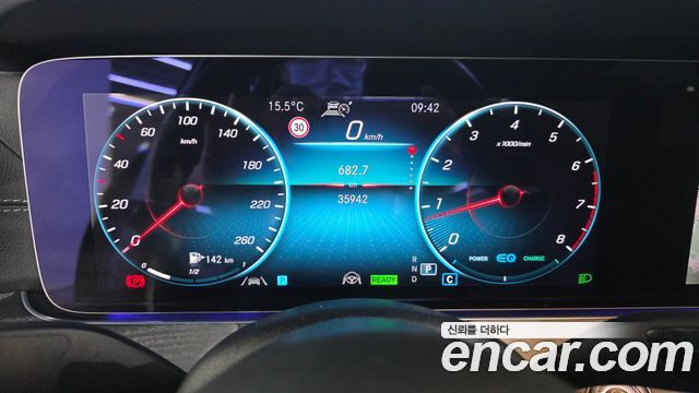 Mercedes-Benz E-Class 2022 — photo 11