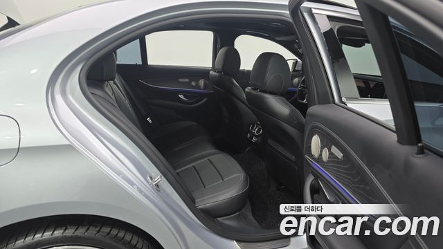 Mercedes-Benz E-Class 2022 — photo 17