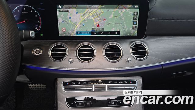 Mercedes-Benz E-Class 2022 — photo 18