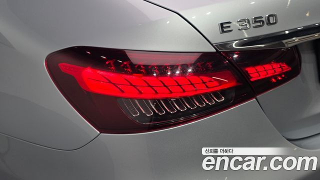 Mercedes-Benz E-Class 2022 — photo 9