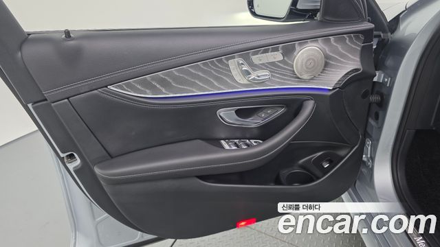 Mercedes-Benz E-Class 2022 — photo 14