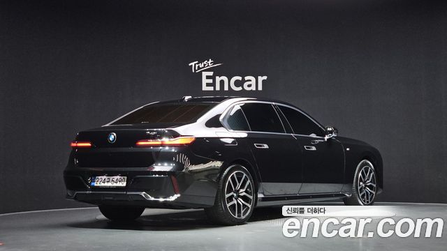 BMW 7-Series 2023 — photo 2