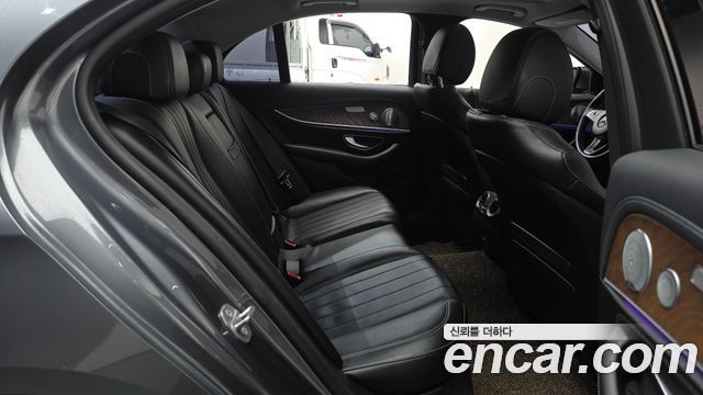 Mercedes-Benz E-Class 2018 — photo 17