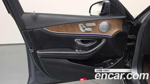 Mercedes-Benz E-Class 2018 — photo 14