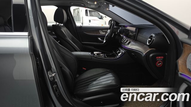 Mercedes-Benz E-Class 2018 — photo 16