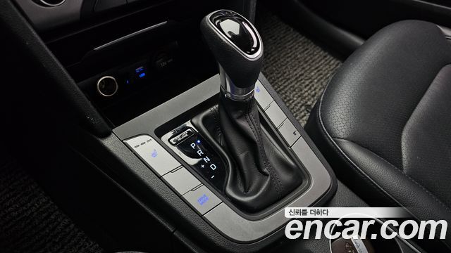 Hyundai AVANTE 2017 — photo 12