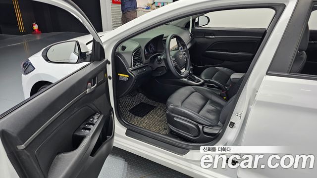Hyundai AVANTE 2017 — photo 13