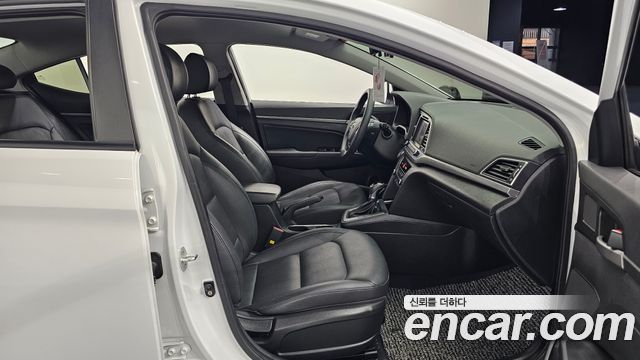Hyundai AVANTE 2017 — photo 17