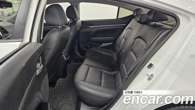 Hyundai AVANTE 2017 — photo 18