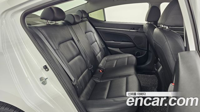Hyundai AVANTE 2017 — photo 16
