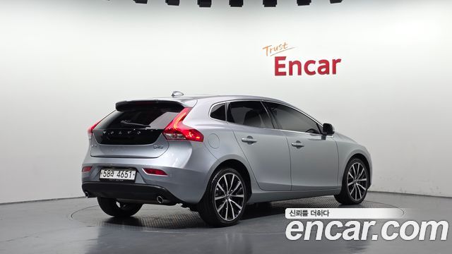 Volvo V40 2017 — photo 2