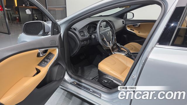 Volvo V40 2017 — photo 10