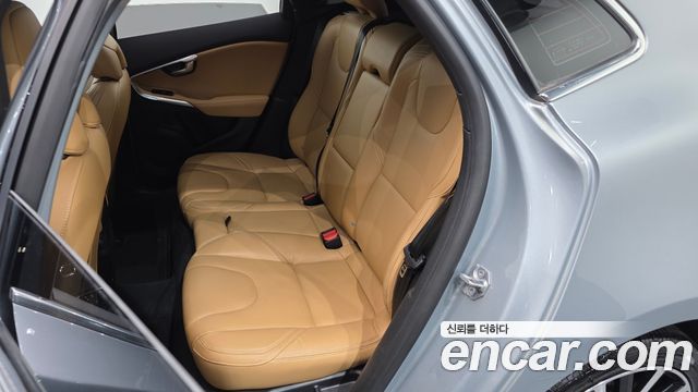Volvo V40 2017 — photo 11