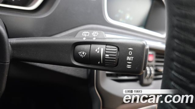 Volvo V40 2017 — photo 15