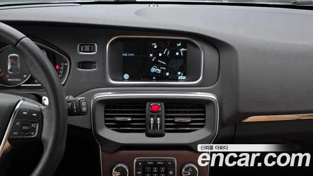 Volvo V40 2017 — photo 19