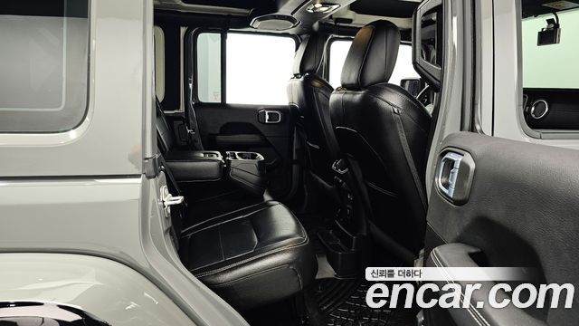 Jeep Wrangler 2021 — photo 18