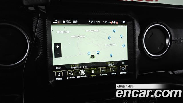Jeep Wrangler 2021 — photo 22