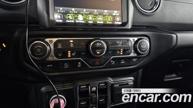 Jeep Wrangler 2021 — photo 24