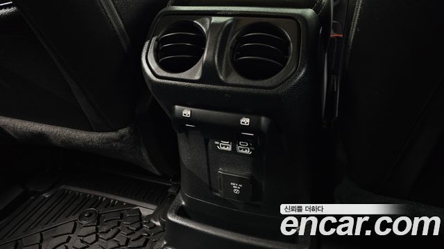 Jeep Wrangler 2021 — photo 25