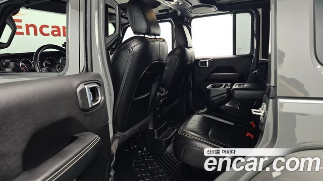 Jeep Wrangler 2021 — photo 16