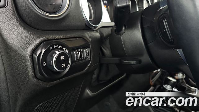 Jeep Wrangler 2021 — photo 27