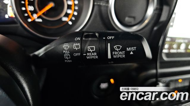 Jeep Wrangler 2021 — photo 32